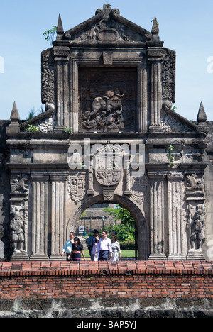 Touristen erkunden die Überreste von Fort Santiago auf einer Wanderung mit Carlos Celdran in Manila, Philippinen Stockfoto