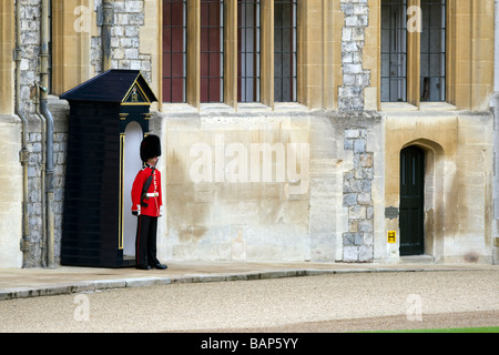 Eine Wache Dienst auf das Viereck in Windsor Castle in Berkshire UK Stockfoto