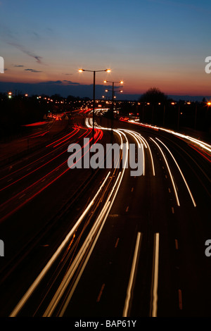 Feierabendverkehr auf A40 Road, Greenford, London, UK Stockfoto