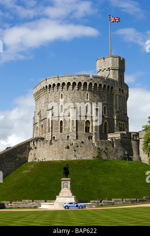 Ein blauen MG Sportwagen fährt vorbei dem Rundturm in Windsor Castle in Berkshire UK Stockfoto