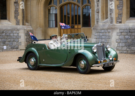 MG Sport Oldtimer fährt durch das Viereck in Windsor Castle in Berkshire UK Stockfoto