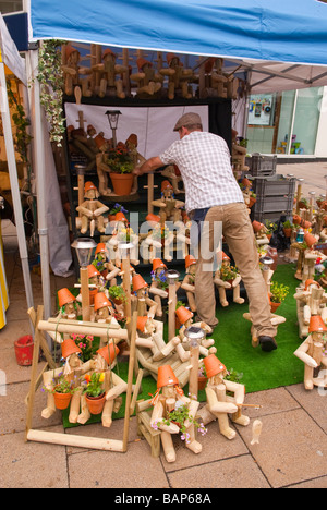 Ein Mann verkauft Blumentopf Männer Inhaber der Pflanze für den Garten auf einem Marktstand in Norwich, Norfolk, Großbritannien Stockfoto