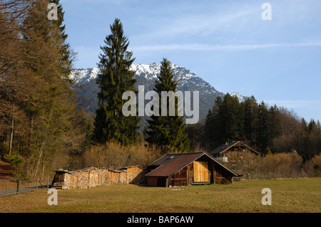 Typische Scheune und Holzstapel, Grainau, bei Garmisch-Partenkirchen, Bayern, Deutschland Stockfoto