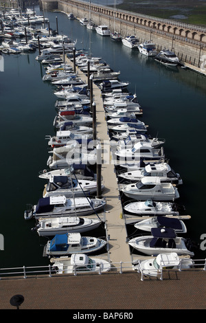 ELIZABETH MARINA & Burg JERSEY Kanalinseln UK ST. HELIER JERSEY 20. April 2009 Stockfoto