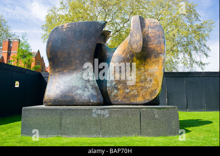 Parliament Square, Westminster, zeitgenössische Bronze abgeschlossen Knife Edge zwei Stück von Henry Moore im Jahre 1962 am College Green Stockfoto