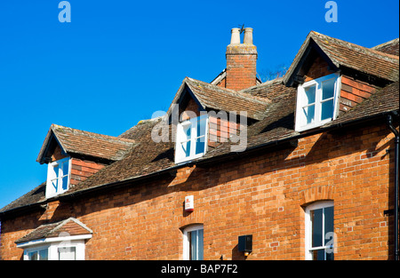 Eine Reihe von drei Giebel fronted Dachgauben in einem Ziegeldach in Wiltshire England UK Stockfoto
