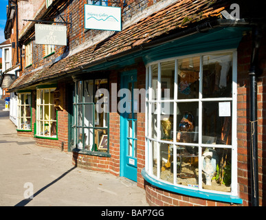 Eine Reihe von malerischen alten Bogen fronted Geschäfte in der typisch englische Marktstadt Marlborough Wiltshire England UK Stockfoto