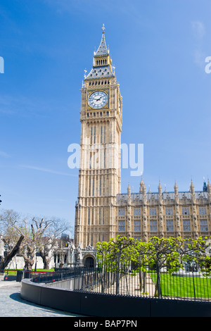 Parliament Square, Westminster, Blick auf St. Stephens Tower aka Big Ben & House Of Commons in der Frühlingssonne Stockfoto