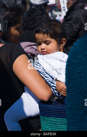 Parliament Square Westminster junge tamilische Kind weiblichen Demonstranten politische Demonstration gegen Sri Lanka Feindseligkeiten Stockfoto