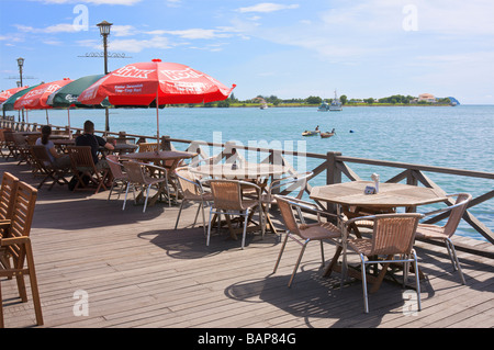 Outdoor-Restaurant an der Küste Kota Kinabalu Sabah Borneo Stockfoto