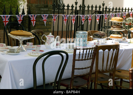 24.08.08, party Hoxton Street zur Feier 1948 Olympischen Spielen, des Tages, die die Olympische Flagge für die Spiele 2012 in London überreicht. Tisch, Kuchen Stockfoto