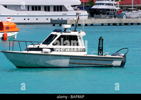 Port Security Motorboot über die Bucht zu beschleunigen Stockfoto