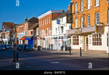 Geschäfte und Pub in der High Street in der typischen englischen Markt Stadt von Marlborough Wiltshire England UK Stockfoto