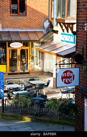 Hughenden Hof eine Fußgängerzone gehobene Boutiquen Geschäfte und Cafés in Marlborough Wiltshire England UK Stockfoto