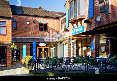 Azuza Café in Hughenden Hof eine Fußgängerzone gehobene Boutiquen Geschäfte und Cafés in Marlborough Wiltshire England Stockfoto