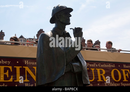 Statue von Sherlock Holmes Baker Street Station London; Touristen auf dem Oberdeck eines offenen Touristenbus Stockfoto