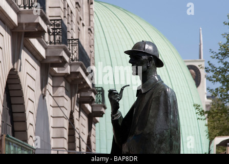 Statue von Sherlock Holmes Baker Street Station London und die Kuppel von Madame Tussauds Stockfoto