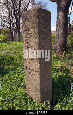 Alte steinerne Kilometerstand Wegpunkt auf Kreuzung am Hunshelf in der Nähe von stocksbridge Stockfoto