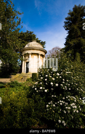 Memorial Gebäude in Jephson Gärten, Leamington Spa im frühen Frühjahr Stockfoto