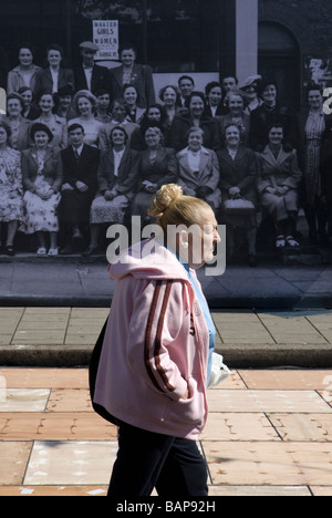 Straßenfest, 1948 Olympics feiern 24.08.08, den Tag, die Olympische Flagge wurde für die Spiele 2012 in London an. Frau, altes Foto. Stockfoto