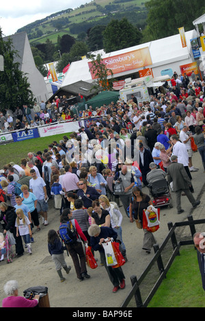 Massen von Besuchern Wallking neben der Hauptattraktion-Ring an einem Royal Welsh Showground. Stockfoto