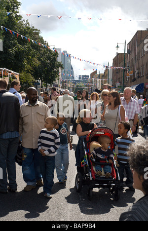 24/08/08Hoxton Street Party zu den Olympischen Spielen 1948, den Tag zu feiern, die, den die Olympische Flagge für die Spiele 2012 in London überreicht. Straßenszene Stockfoto