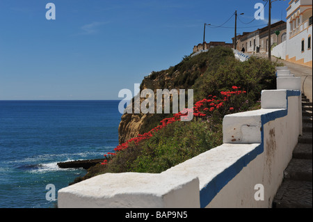 Carvoeiro, Algarve, Portugal.  Schmale Straße steigt vom Strand entfernt und über die Klippen. Stockfoto