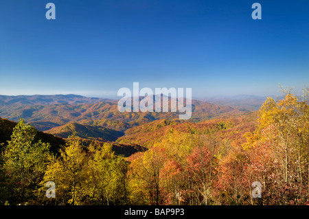 Frühherbst auf Cherohala Skyway im Oktober in der Nähe von Tellico Plains Tennessee USA.   Foto von Darrell Young. Stockfoto