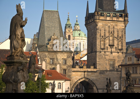 Elk188 1530-Tschechien Pragerburg und St.-Veits-Dom von der Karlsbrücke entfernt Stockfoto