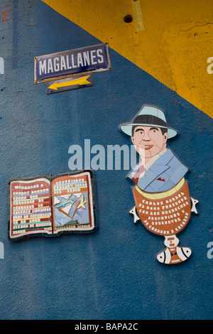 Magallanes Straßenschild und Carlos Gardel Mosaik-Porträt-Kunst in der Wand der Stadtteil La Boca, Buenos Aires Stockfoto