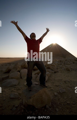 Dahshur, Ägypten; Mann mit vor der Roten Pyramide erhobenen Armen Stockfoto