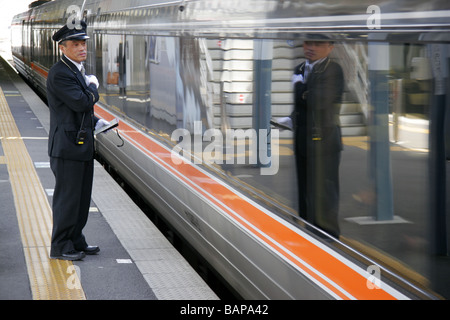 Zug auf Bahnsteig in Japan ziehen Stockfoto