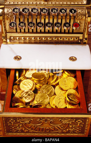 Alte Kasse mit Goldmünzen Stockfoto