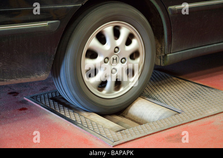 Auto auf eine Rollende Landstraße / Dynamometer Bremsleistung bei MOT Test in Großbritannien zu überprüfen Stockfoto