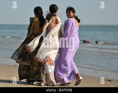 Frauen gehen auf Mandvi Strand, Kutch, Gujarat, Indien Stockfoto