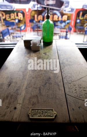 Eine typische Sifon Flasche in einer Tabelle die La Perla Bar im Caminito, La Boca, Buenos Aires, Argentinien Stockfoto