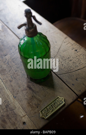 Eine typische Sifon Flasche in einer Tabelle die La Perla Bar im Caminito, La Boca, Buenos Aires, Argentinien Stockfoto