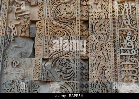 Architektonische Details an der Qutb Minar komplexe größere Delhi Indien Stockfoto