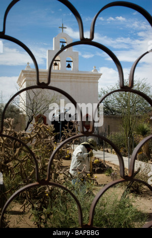 San Xavier del Bac Mission Tucson Arizona. Renovierung der Kirche. Ideal für Reise-Abenteuer-Religion-Tourismus. Stockfoto