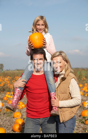 Paar in organischen Kürbisfeld, Ladner, British Columbia, Kanada Stockfoto