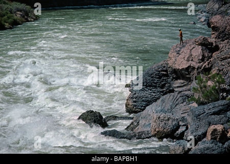 Scouting LAVA FALLS RAPID Klasse 10 eines der größten auf dem COLORADO RIVER GRAND CANYON NATIONAL PARK-ARIZONA Stockfoto