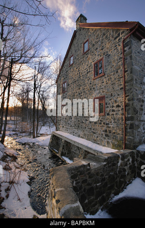 Ansicht der historischen Mühle bei Sonnenuntergang, Parc du Mont-Saint-Bruno, Quebec, Kanada Stockfoto