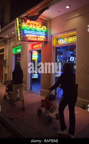 New Orleans Louisiana Alkohol fließt frei auf der Bourbon Street Stockfoto