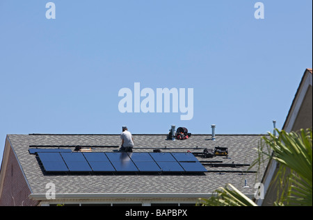 Metairie Louisiana A Arbeiter installiert ein solar-Warmwasser-Anlage auf dem Dach eines Wohnhauses Stockfoto