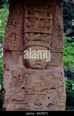 Diese Stele zeigt ein Lineal mit aufwändigen Kopfschmuck aus der großen Maya-Zivilisation QUIRIGUA Ruinen GAUTEMALA Stockfoto