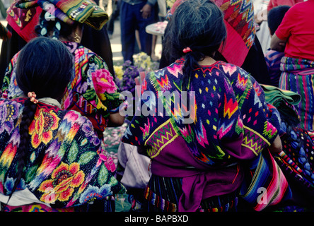 GUATEMALTEKISCHEN Frauen MAYA Herkunft tragen traditionelle HUIPILS CHICHICASTENANGO GAUTAMALA Stockfoto