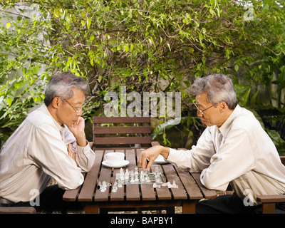 Man ist mit sich selbst Schach spielen. Stockfoto