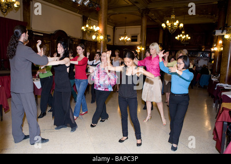 Tango-Unterricht in der Confiteria Ideal, Buenos Aires, Argentinien. Stockfoto