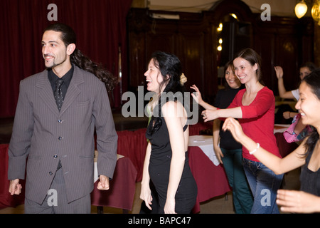 Tango-Unterricht in der Confiteria Ideal, Buenos Aires, Argentinien. Stockfoto