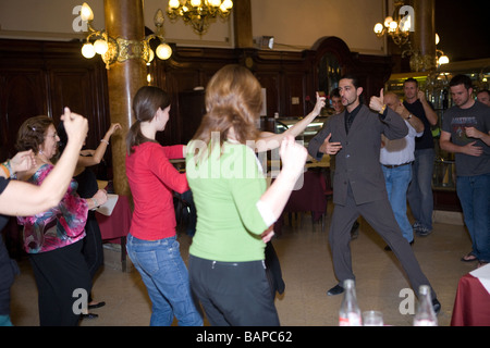 Tango-Unterricht in der Confiteria Ideal, Buenos Aires, Argentinien. Stockfoto